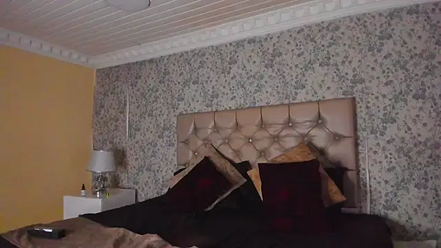 Clohe Bell online show from December 20, 2025, 6:44 pm