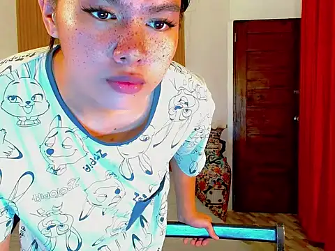 Snapshot of fallinLunaxX chatting on October 14, 2025, 1:45 pm fallinLunaxX online show from October 14, 2025, 1:45 pm