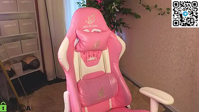 L1na Reeds online show from April 15, 2026, 1:11 am