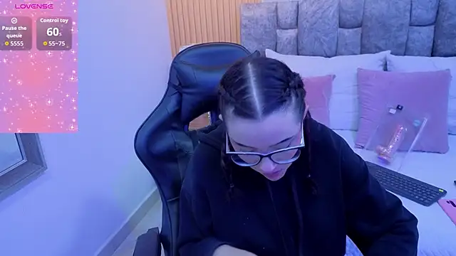 Snapshot of angel__kiss chatting on January 17, 2026, 11:36 am angel kiss online show from January 17, 2026, 11:36 am