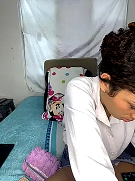 Snapshot of Azza__Slimene chatting on October 21, 2025, 6:40 pm Azza Slimene online show from October 21, 2025, 6:40 pm