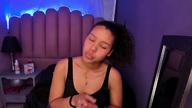 AriaVega online show from November 6, 2025, 11:14 am