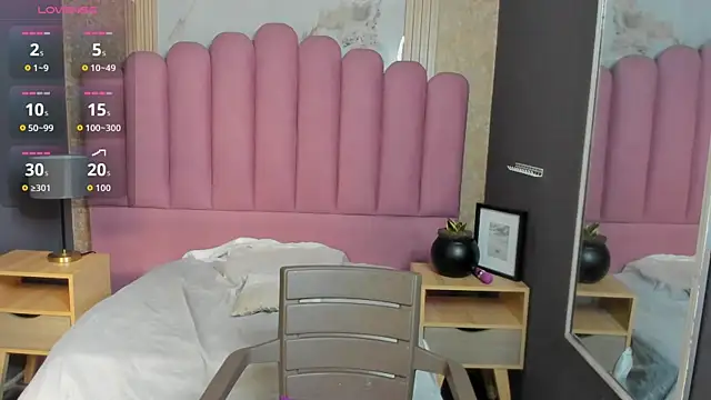 AriaVega online show from December 17, 2025, 12:43 pm