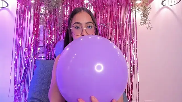 Alana Martinez  online show from November 29, 2025, 1:33 pm