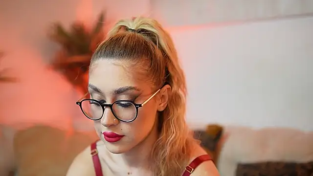 Snapshot of AileenKiss chatting on January 18, 2026, 8:56 pm AileenKiss online show from January 18, 2026, 8:56 pm