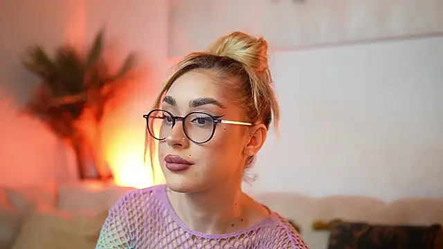 Snapshot of AileenKiss chatting on February 3, 2026, 10:26 pm AileenKiss online show from February 3, 2026, 10:26 pm