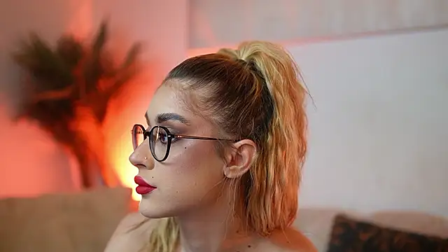 Snapshot of AileenKiss chatting on February 14, 2026, 9:04 pm AileenKiss online show from February 14, 2026, 9:04 pm