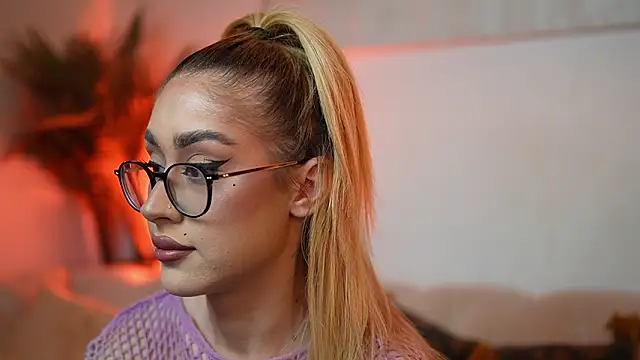 Snapshot of AileenKiss chatting on February 17, 2026, 10:18 pm AileenKiss online show from February 17, 2026, 10:18 pm