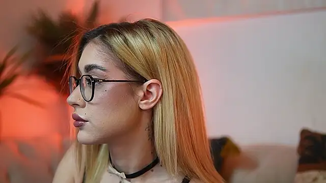 Snapshot of AileenKiss chatting on February 21, 2026, 10:34 pm AileenKiss online show from February 21, 2026, 10:34 pm