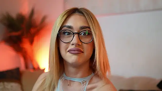 Snapshot of AileenKiss chatting on February 8, 2026, 9:56 pm AileenKiss online show from February 8, 2026, 9:56 pm