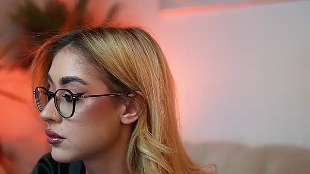 Snapshot of AileenKiss chatting on February 25, 2026, 9:47 pm AileenKiss online show from February 25, 2026, 9:47 pm