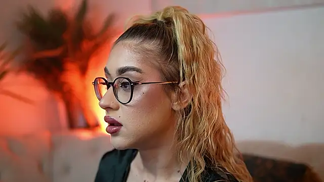 Snapshot of AileenKiss chatting on February 26, 2026, 10:21 pm AileenKiss online show from February 26, 2026, 10:21 pm