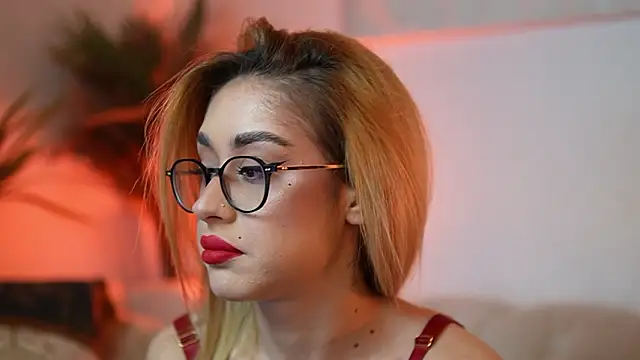 Snapshot of AileenKiss chatting on February 19, 2026, 10:07 pm AileenKiss online show from February 19, 2026, 10:07 pm