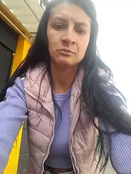 Snapshot of Lesli_14 chatting on November 17, 2025, 9:19 pm Lesli 14 online show from November 17, 2025, 9:19 pm