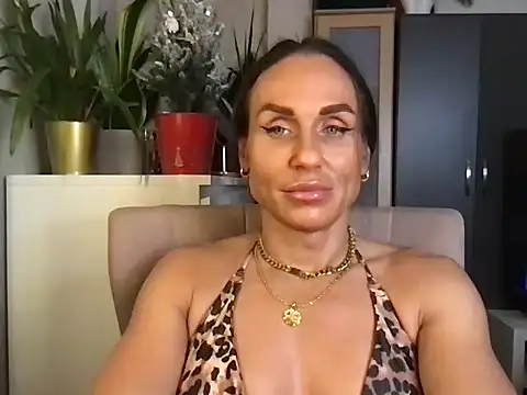 Snapshot of GluteQueenE chatting on December 18, 2025, 4:11 pm GluteQueenE online show from December 18, 2025, 4:11 pm