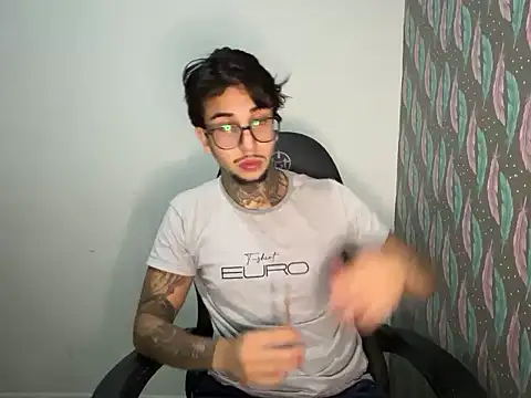 RealGdiass online show from April 28, 2026, 5:12 am