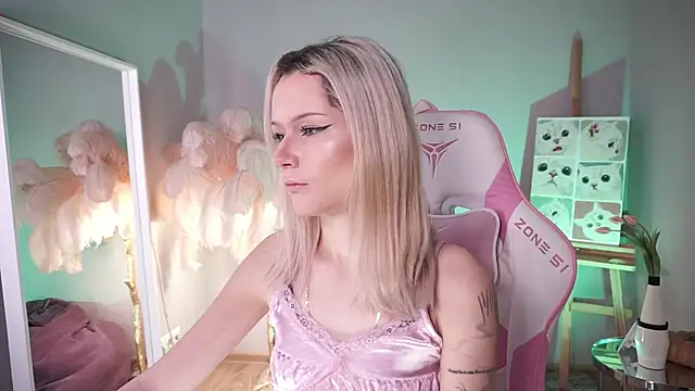 Snapshot of Celeste_eyes0n chatting on November 2, 2025, 8:47 pm Celeste eyes0n online show from November 2, 2025, 8:47 pm