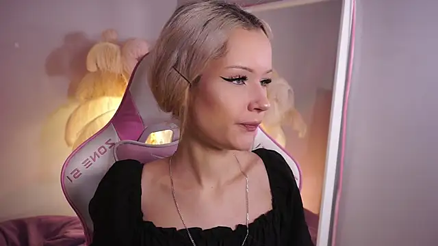 Snapshot of Celeste_eyes0n chatting on October 13, 2025, 8:43 pm Celeste eyes0n online show from October 13, 2025, 8:43 pm