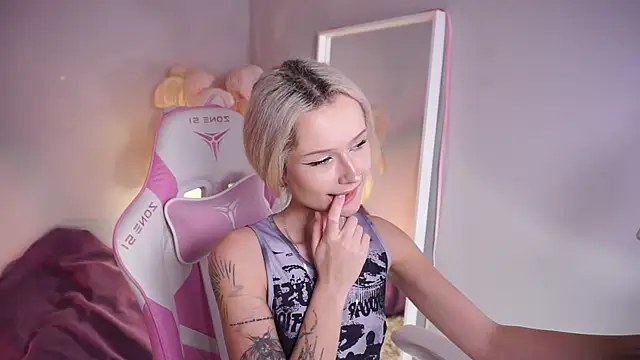 Snapshot of Celeste_eyes0n chatting on October 19, 2025, 8:55 pm Celeste eyes0n online show from October 19, 2025, 8:55 pm