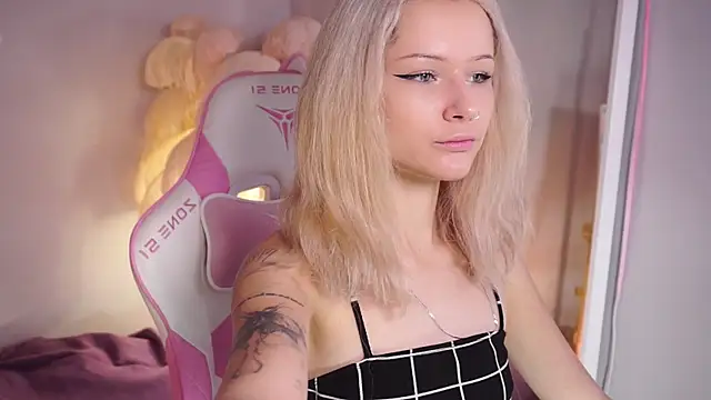 Snapshot of Celeste_eyes0n chatting on October 18, 2025, 9:06 pm Celeste eyes0n online show from October 18, 2025, 9:06 pm