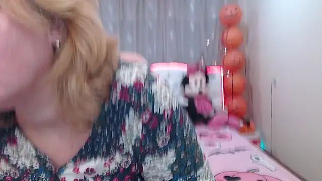 VestaWoody online show from October 13, 2025, 6:26 am