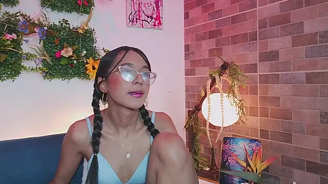 luna valen online show from March 11, 2026, 4:39 am