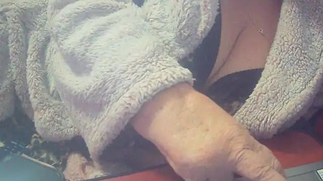 Snapshot of Playful_MILF_Demi chatting on October 31, 2025, 12:29 am Playful MILF Demi online show from October 31, 2025, 12:29 am