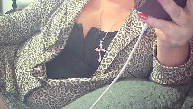 Playful MILF Demi online show from February 4, 2026, 9:32 pm