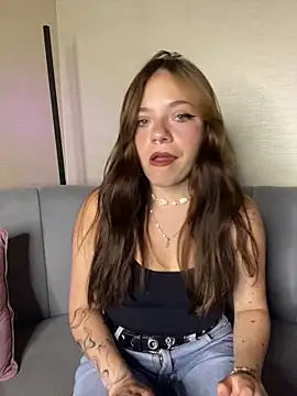Emmily pink online show from October 8, 2025, 3:41 am