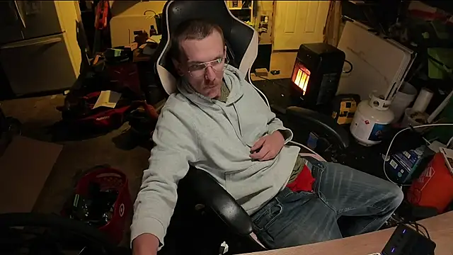 AverageMaleJay online show from May 24, 2026, 2:44 am
