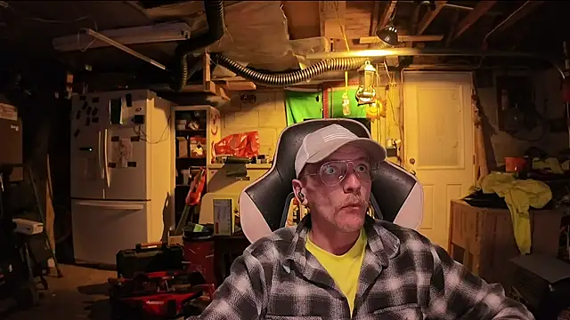 AverageMaleJay online show from May 22, 2026, 3:04 am