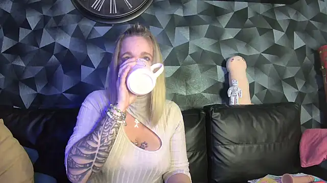 Delichieuse5 online show from November 21, 2025, 9:03 pm