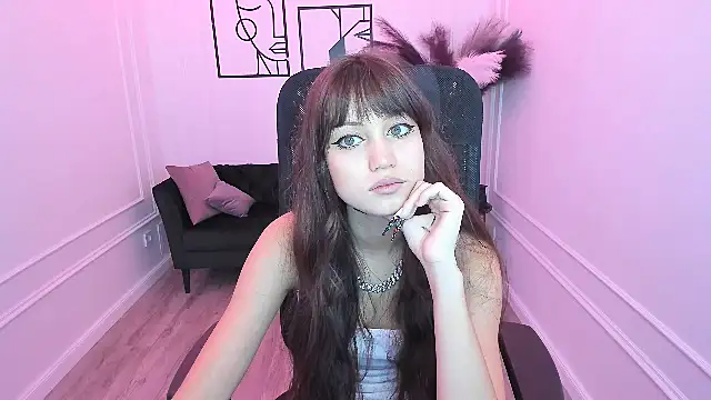 TiffanyYounge online show from November 9, 2025, 4:16 am