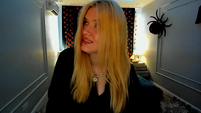 Snapshot of velvet_skyee chatting on October 24, 2025, 4:22 am velvet skyee online show from October 24, 2025, 4:22 am
