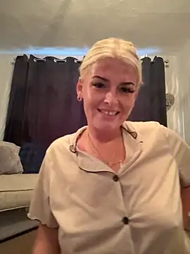 Snapshot of KikiMaexox chatting on October 10, 2025, 4:30 pm KikiMaexox online show from October 10, 2025, 4:30 pm