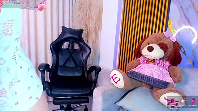 alejagarcia  online show from October 10, 2025, 9:04 pm