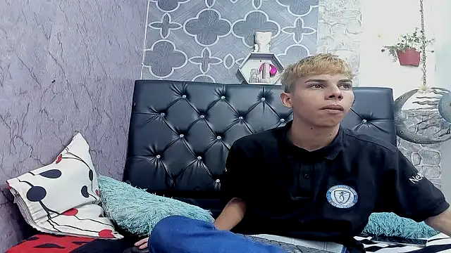 sexyboys cutex18 online show from March 31, 2026, 6:32 pm