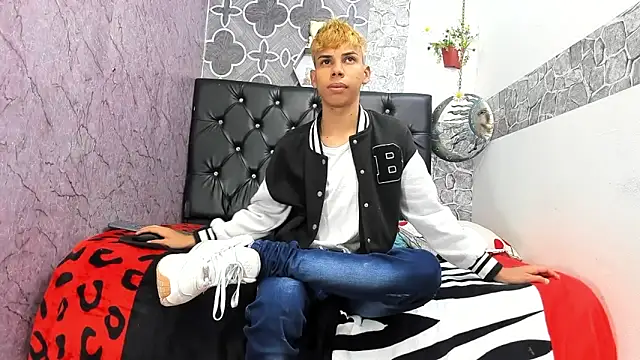 sexyboys cutex18 online show from March 28, 2026, 7:26 pm