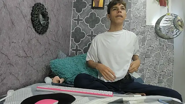 sexyboys cutex18 online show from December 22, 2025, 7:58 pm