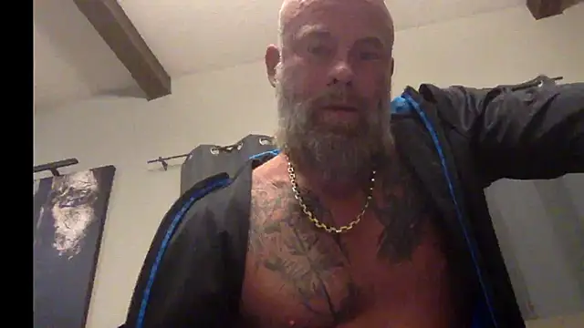 Snapshot of Muscledick40 chatting on October 14, 2025, 1:28 am Muscledick40 online show from October 14, 2025, 1:28 am