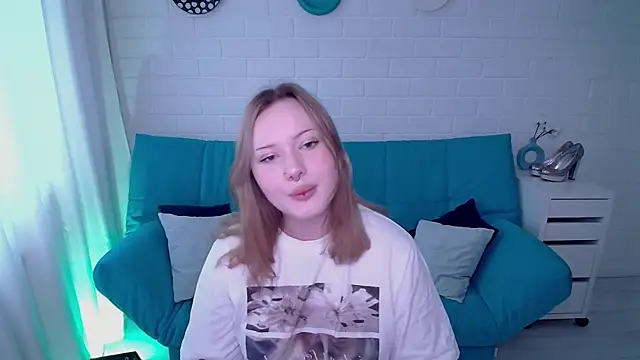 AuroraMour online show from October 7, 2025, 11:00 am