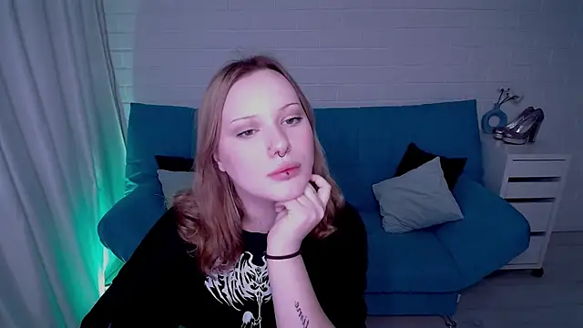 AuroraMour online show from October 8, 2025, 5:13 pm