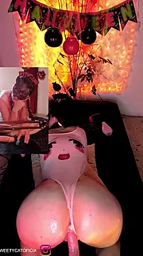 Snapshot of SweetyCatt1 chatting on October 27, 2025, 11:05 pm SweetyCatt1 online show from October 27, 2025, 11:05 pm