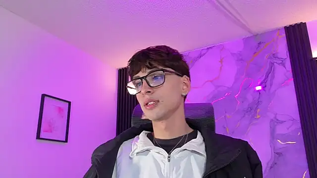 demianmoon online show from October 6, 2025, 3:24 pm