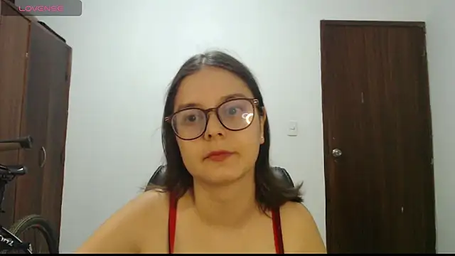 CarlaLorez online show from October 28, 2025, 1:39 am