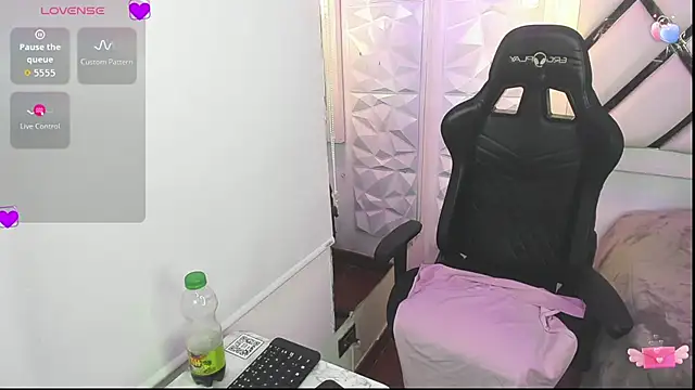 emmy rosse  online show from November 10, 2025, 9:09 pm