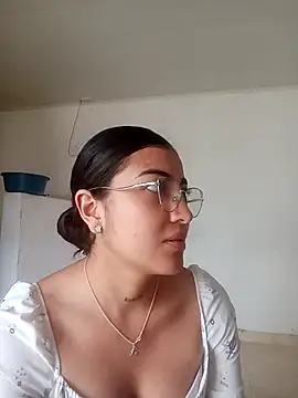Camila-marinn online show from October 17, 2025, 6:32 pm