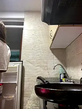 SiaraRealist online show from November 8, 2025, 7:50 pm