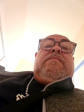 Snapshot of B1GLO chatting on February 17, 2026, 11:57 pm B1GLO online show from February 17, 2026, 11:57 pm