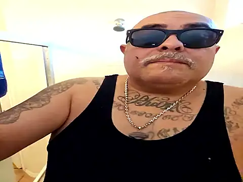 Snapshot of B1GLO chatting on December 19, 2025, 11:07 pm B1GLO online show from December 19, 2025, 11:07 pm